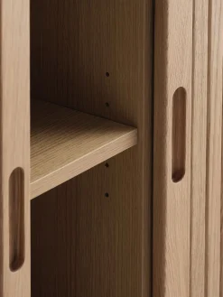 LYNGVIGAparador LYNGVIG 120cm 2 puertas persiana roble natural