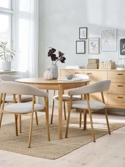 MARSTRAND + EJSINGMesa MARSTRAND Ø110 roble natural + 4 sillas EJSING beis