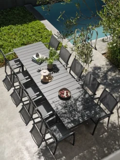 MOSS + STRANDBYMesa MOSS L214/315 + 4 sillas STRANDBY gris