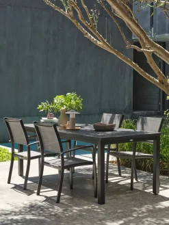 MOSS + STRANDBYMesa MOSS L214/315 + 4 sillas STRANDBY gris