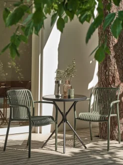 RADSTRUP + NABBENMesa RADSTRUP Ø60 negro + 2 sillas NABBEN verde oliva
