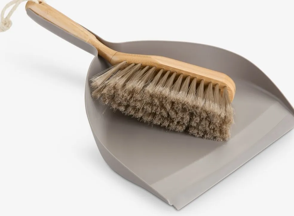 TAGERecogedor y cepillo TAGE gris con mango de bambú