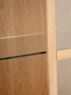 VESTERBYVitrina VESTERBY alta 2 puertas roble natural