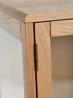 VESTERBYVitrina VESTERBY alta 2 puertas roble natural