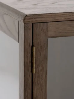 VESTERBYVitrina VESTERBY alta 2 puertas roble oscuro