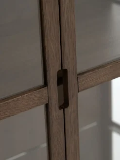 VESTERBYVitrina VESTERBY alta 2 puertas roble oscuro